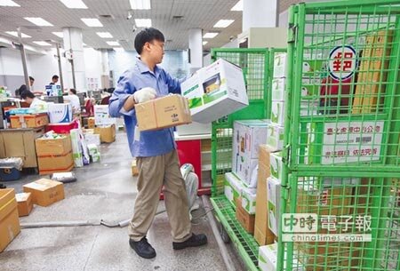 中華郵政工會全台連署陳情，要求加人、給加班費，抗議逐步升溫。圖為郵務人員處理各式包裹郵件。（王錦河攝） 