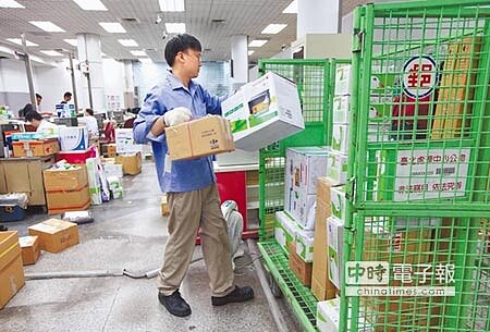 中華郵政工會全台連署陳情,要求加人、給加班費,抗議逐步升溫。圖為郵務人員處理各式包裹郵件。(王錦河攝)