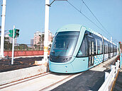 北台首座輕軌　淡海「行武者號」亮相