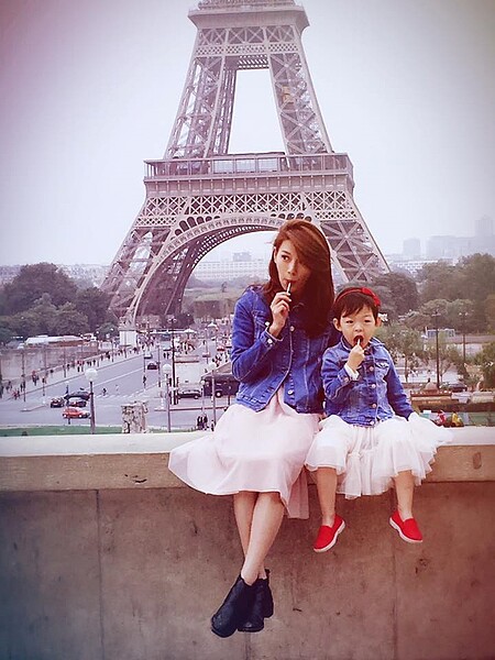 藝人艾莉絲常在臉書上分享跟女兒的生活。(翻攝自艾莉絲 X IRIS)