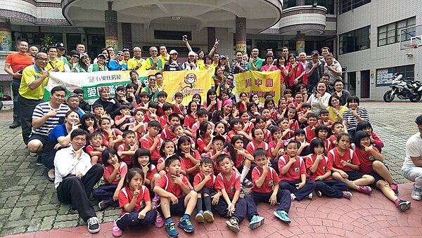 永慶慈善基金會的愛圓滿接力,重機送愛成功!永慶致力於公益不遺餘力,志工與偏鄉達觀國小學童們合照