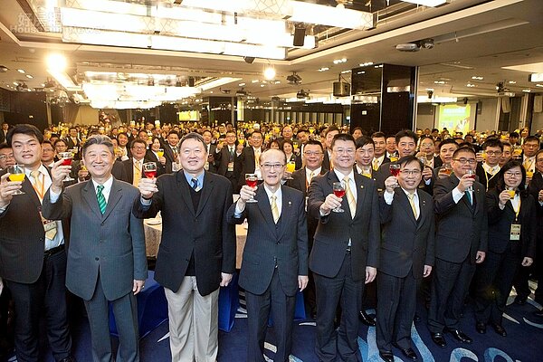 永慶房產集團孫慶餘董事長、永慶慈善基機會趙怡董事長與事業體主管及全台菁英齊聚,慶市佔3成達標