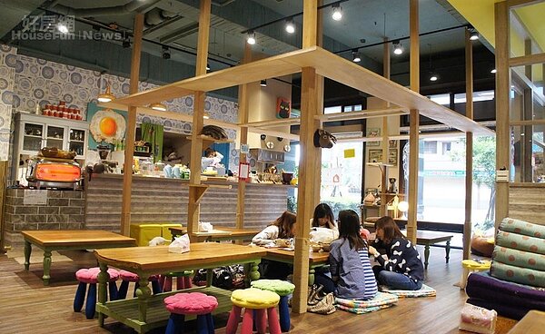 2-3.中間方型貓道可說是基本架構,當初即規劃讓客人直接坐在地板上用餐,可與貓近距離接觸互動。