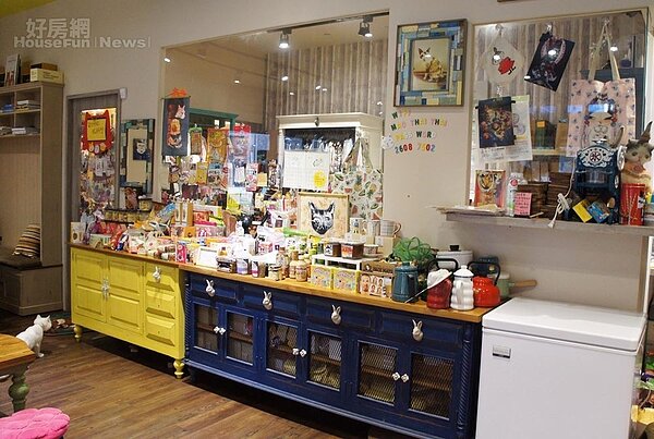 4-5.幾乎所有特色傢俱包括餐櫃、木櫃、鞋櫃等,皆為Sophia在泰國採購以海運運回。