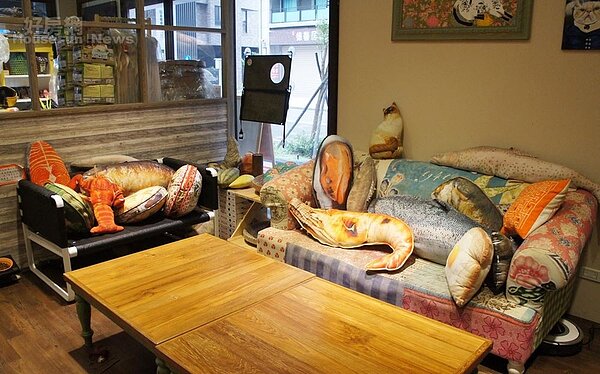 4-5.幾乎所有特色傢俱包括餐櫃、木櫃、鞋櫃等,皆為Sophia在泰國採購以海運運回。