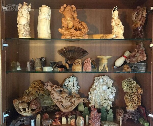 8. 劉虹翎因為看了鑑定文物節目,突然對古物開始有興趣,櫃子裡擺滿著玉、石頭、象牙雕石頭等。