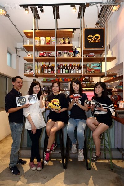 1.張惠凱和老婆Cara，與媒體好友劉曉澐、陳資敏、蘇旅瑩齊心打造「82mm Cafe」。