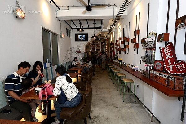 3.「82mm Cafe」一樓以工業風和美式鄉村混搭呈現。