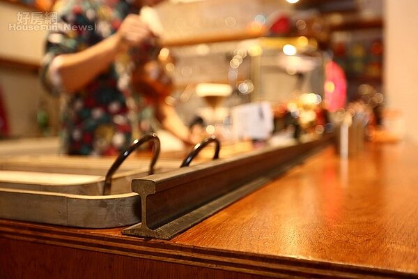 8.火車鐵軌當作桌面區隔,非常實用。