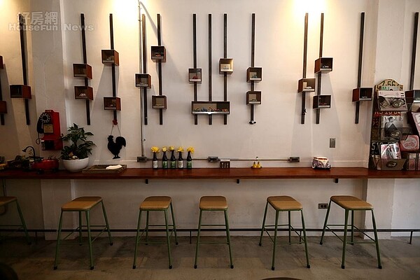 5.利用強力磁鐵把設計好的展示盒吸在鐵條上,陳列的方式可以活用。