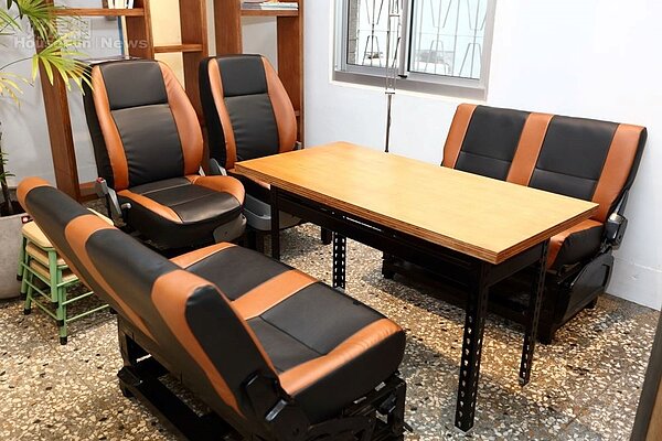 7.真實的汽車座椅搬進咖啡店,憑添氣氛。