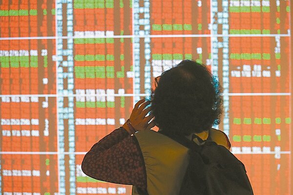 凱基投顧董事長杜金龍說，站穩萬點必須要指數連續兩天收盤在萬點之上、指數超過萬點2%，也就是10,200點。（好房資料中心）