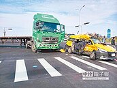 對撞曳引車　小黃運將、日客不治