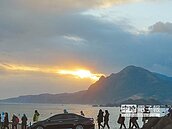 潮境公園曙光乍現　千人搶拍