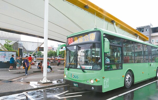 一例一休衝擊,公車業者成本增高,卻礙於政府規定,票價無法說漲就漲。 記者蔡孟妤/攝影