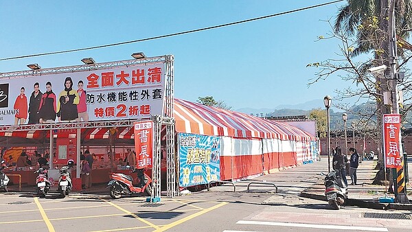 台中市客家文化園區大門口，被廣場的拍賣商展帳篷擋住，遊客從馬路看過去，誤以為園區不見了。 記者陳秋雲／攝影