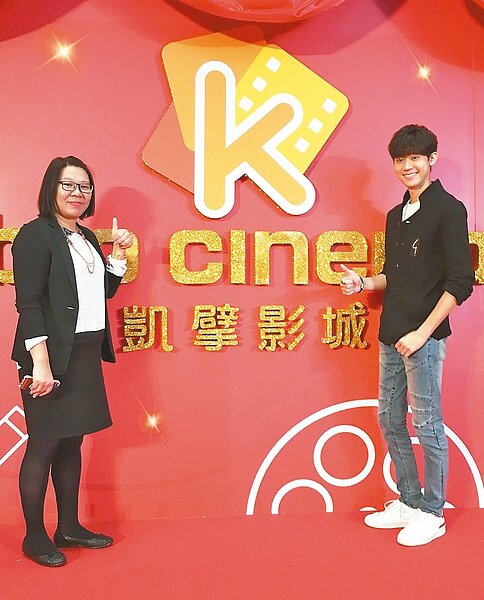 「凱擘影城」進駐台中大魯閣新時代購物中心,由凱擘影藝總經理林美瑤(左)與偶像男神李玉璽(右)一同站台揭幕。 記者宋健生/攝影