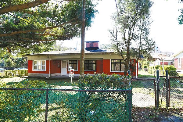 陽明山美軍宿舍群出租,承租者修復老屋時將暗紅磚色外牆改成鮮紅色,讓文史團體質疑文化局未把關,文化景觀失色。 記者魏莨伊/攝影