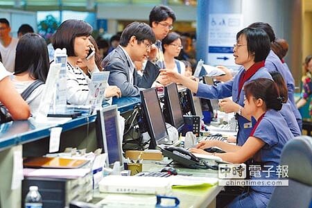 面對一例一休,航空業排班休假尤其頭痛,業者說一定要有磨合期,目前且戰且走。圖為桃園機場第一航廈出境大廳地勤人員忙著為旅客辦理報到手續。(陳麒全攝)