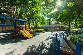 齊東街日式宿舍群就位於齊東公園旁，原本傾頹幾乎敗壞殆盡，在這幾年又受到重視而有翻修計畫。