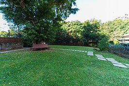 部分日式宿舍已經拆除成為綠地。左方圍牆上還可看到當年建築的痕跡。