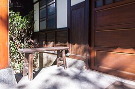 午後的冬陽斜斜的照映在大門口兩旁板凳上，散發著幽靜的氛圍，與幾步之遙的忠孝東路車水馬龍相比有著天壤之別。
