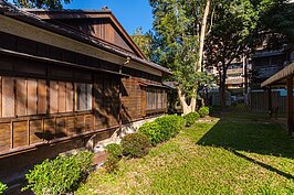 側面牆面大面積的開窗，可引入戶外的光線讓室內較為明亮；玻璃部分採用花紋毛玻璃，可兼顧隱私與採光。至於架高防潮通風的地板是日式町屋的特徵。