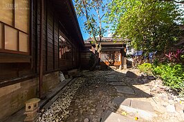 後院部分屋子呈L型排列，有幾座大踏腳石可讓屋內的人方便進到後花園休憩或整理。