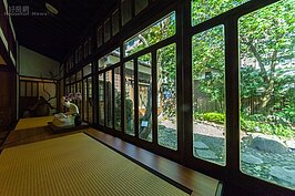 後院部分較不擔心隱私曝光，所以採用透明玻璃。