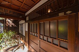 台北琴道館日式宿舍內部大門口一景。