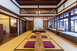 由大量的梁柱就可看出當年的格局。原本接待客廳部分現在改為古琴表演或教學用場地。