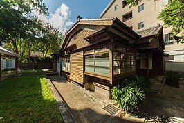 台北書畫院全貌之一。可看到外牆大量採用裝飾雨淋板。