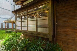 在台灣的日式建築大特色部分與日本看到的傳統町屋一樣，例如有「出窗」的設計。所謂出窗就是窗戶突出於建築壁外面，然後再窗戶上方設有簷板，是為了因應台灣多風多雨的氣候。