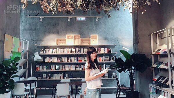 1.	蔡瑞珊與書店之美融合一體。

