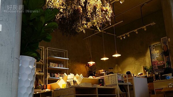 4.	吧台前的長吊燈更增氛圍。
