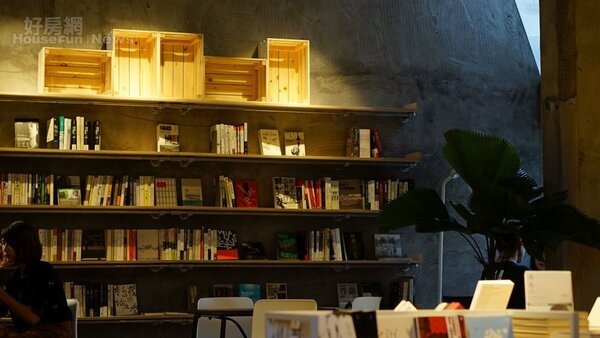 3.	燈光投影在書架上營造知性空間。
