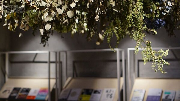 8.	花形大吊燈，尤加利葉掩映。
