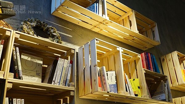 6.	書架以不上漆的原木呈現純粹感。
