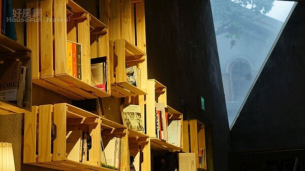 7.	三角窗反映繁塵中的純粹精神。
