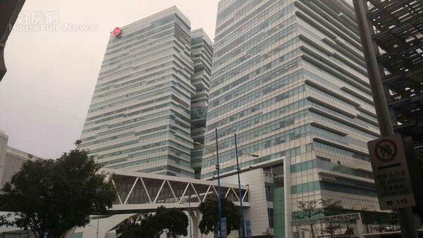 
5. 中國信託總部為捷運南港軟體園區站旁指標性大樓。

