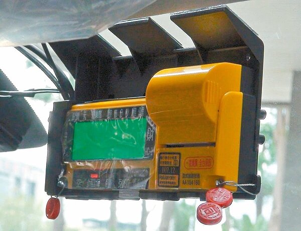 北市府公運處表示,北市登記的計程車九成九換裝新式計費表,駕駛在乘客上車時可選取春節加成。 記者楊濡嘉/攝影