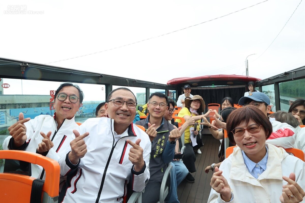 新北市長侯友宜邀請國內外遊客來體驗青春山海線景觀雙層巴士。圖 /新北市政府