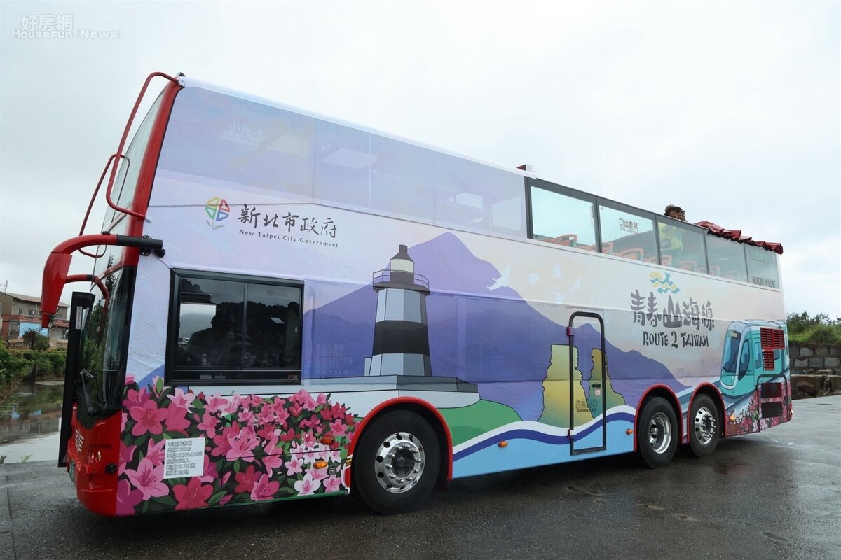 移動的觀景台！青春山海線景觀雙層巴士車身吸睛，彩繪融合野柳女王頭、富貴角燈塔與淡江大橋，滿載新北濱海意象。圖／新北市政府