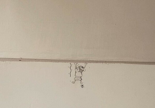 牆面油漆龜裂，創意繪圖被網友讚爆。（翻攝自爆料公社）