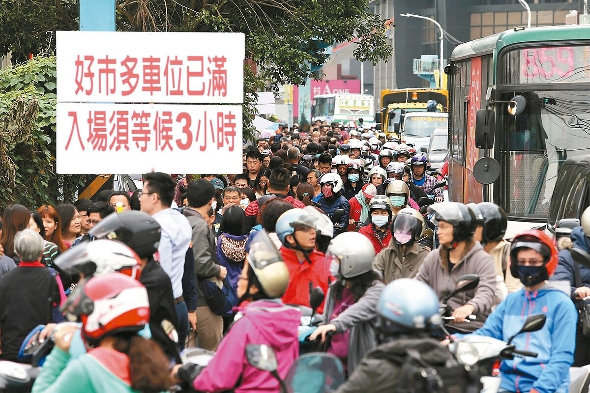 好市多新莊店上午開幕，數千人在路邊排隊等待進入，周邊交通大亂。 記者林澔一／攝影