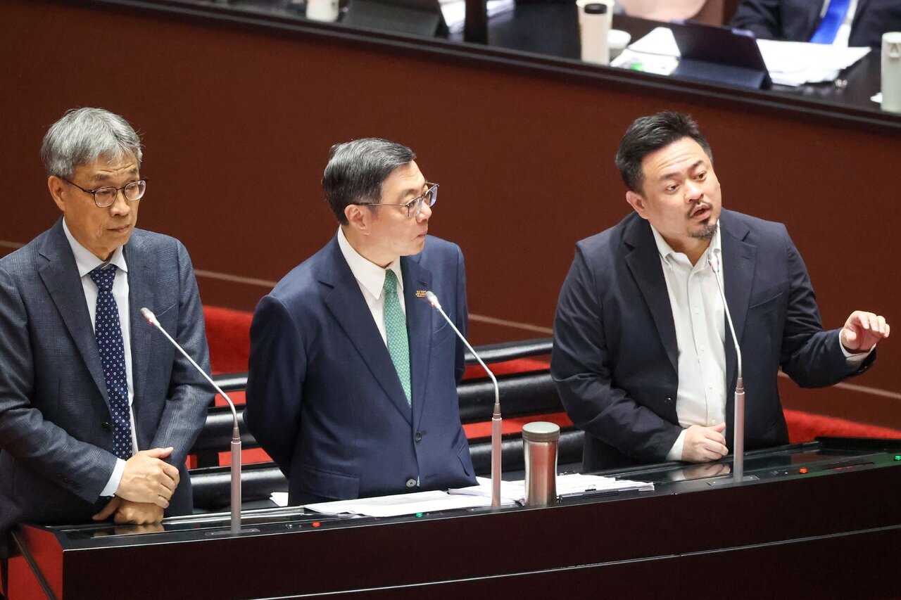 行政院長卓榮泰(中)、勞動部長洪申翰(右)、農業部部長陳駿季(左)上午赴立法院施政報告並備詢。記者林伯東/攝影