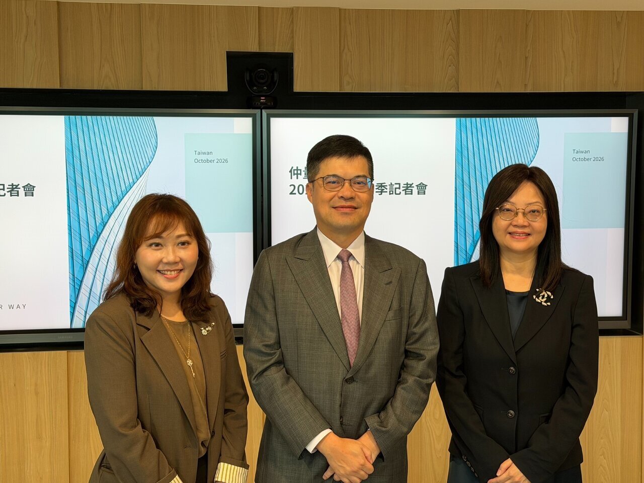 仲量聯行今(6)日公布,2026年前三季商用不動產與土地交易總額達3751億元,已超越去年全年水準。圖左到右為仲量聯行商業不動產部資深副總經理游淑芬、台灣董事總經理侯文信、投資部資深副總經理黃郁琪。記者藍鈞達/攝影