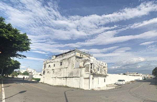 榮民伯伯花費40年心血興建的小白屋,被觀光客喻為是「台版霍爾的移動城堡」(圖/翻攝自Google map)