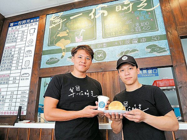 餐廳「時光車站」老闆在一例一休「漲價」潮中,反其道而行降價,日營業額反而增加2成。 記者李蕙君/攝影