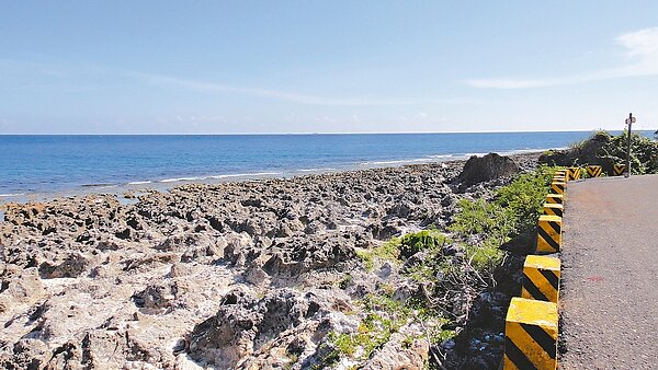 小琉球厚石群礁是遊客必去的觀光景點,景區裡的觀音石曾遭人蓄意破壞。 記者蔣繼平/攝影